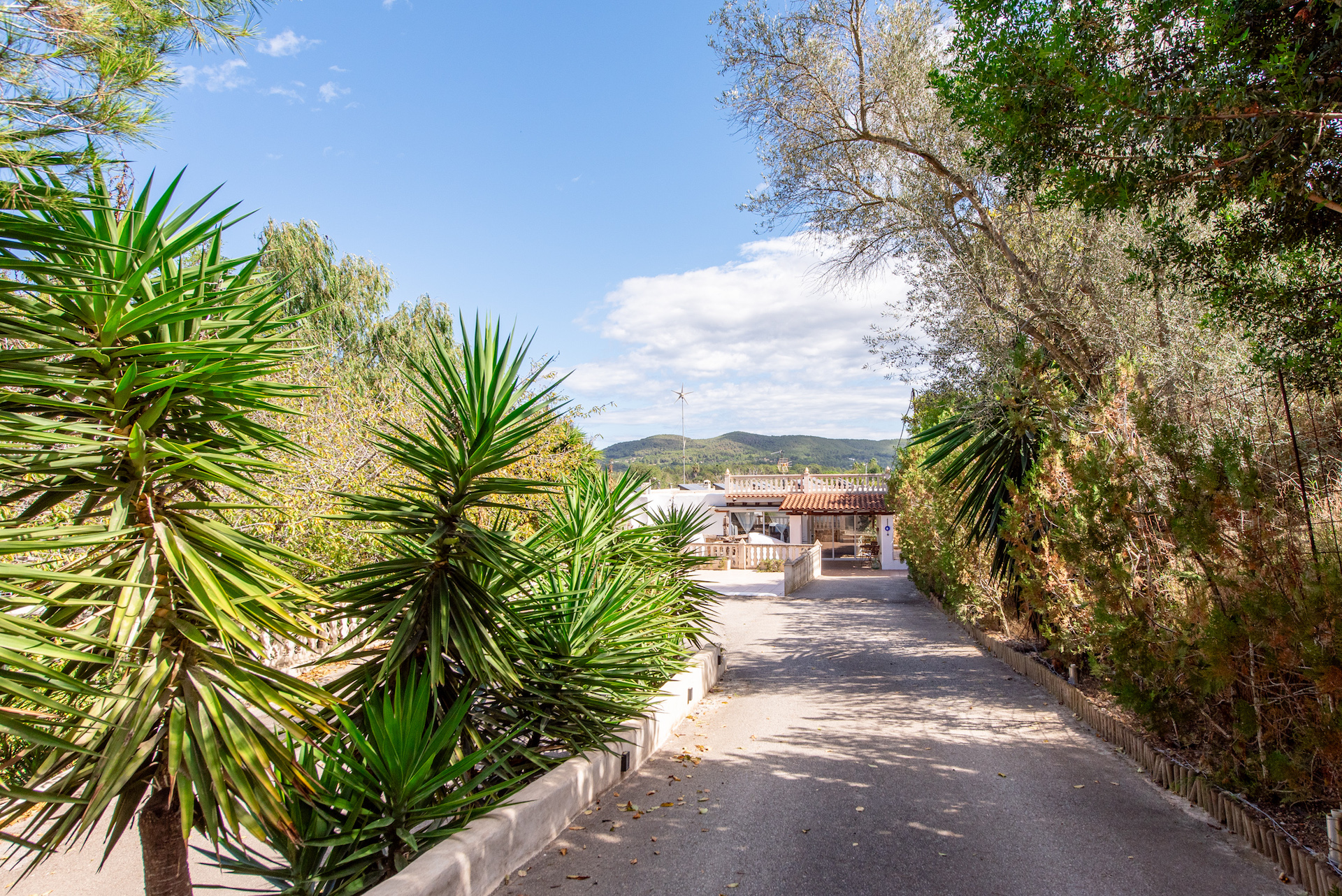 Resa Estates vastgoed te koop Ibiza Geraldine finca san lorenzo noorden entrance .jpg